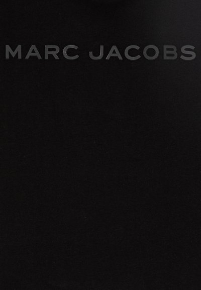 Tessuto nero con testo in rilievo "MARC JACOBS" in finitura opaca, centrato e privo di dettagli, che offre una superficie liscia e uniforme.