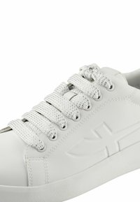 Weiße Sneaker mit einem glatten Obermaterial aus Kunstleder, strukturierten Schnürsenkeln und einem dezenten, geprägten Logo auf der Seitenfläche. Gummisohle.