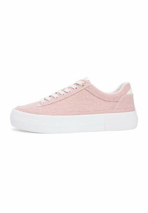 Sneaker rosa in tessuto basso con suola in gomma bianca e lacci bianchi, vista dal lato esterno su sfondo bianco.