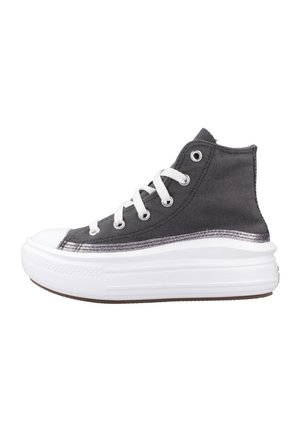 Zapatilla alta de lona gris oscuro con suela de goma blanca, que presenta cordones blancos y un acento plateado a lo largo de la entresuela.