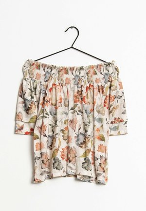 Schulterfreie Bluse mit 3/4-Ärmeln, gerafftem Ausschnitt und floralem Muster in gedämpften Orange-, Grün-, Grau- und Beigetönen, aufgehängt an einem schwarzen Bügel.