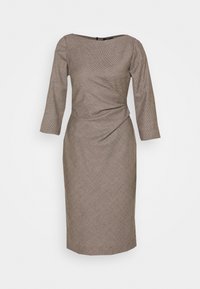 Robe marron à motifs à carreaux, longueur genoux, manches trois-quarts, avec un détail froncé sur le côté droit de la taille.