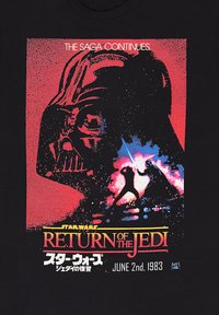 Černé tričko s grafickým potiskem Darth Vadera a dvou postav s světelnými meči, jasné barvy a textem "Návrat Jediů".