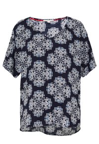 Niebieska bluzka krótki rękaw z białym i niebieskim kwiatowym wzorem. Lekki materiał, luźny krój i okrągły dekolt.
