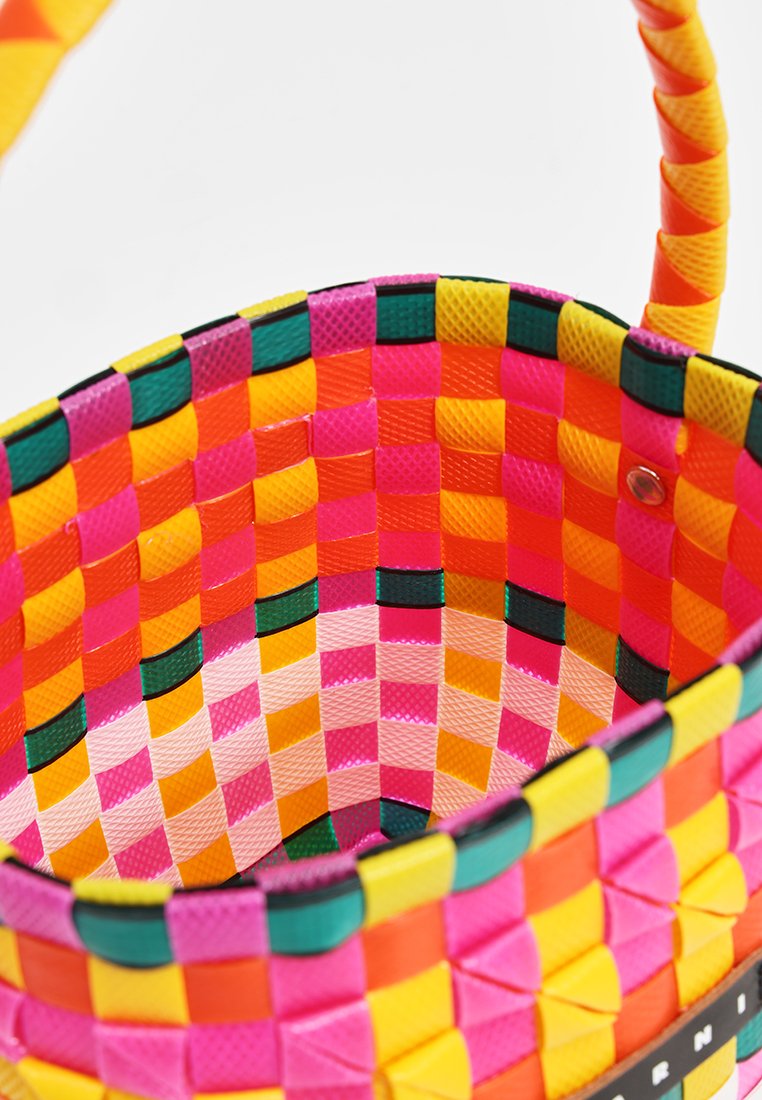 Bunte geflochtene Korb mit einem lebhaften Muster aus Pink, Orange, Gelb und Grün. Entworfen mit einem stabilen Griff und texturiertem Innenraum.
