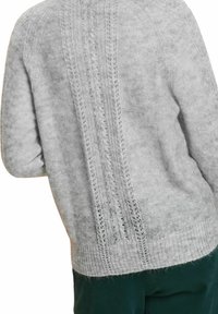 Grijze gebreide trui met een gestructureerde achterkant met verticale ribbels en kantpatronen. Lange mouwen en een ontspannen pasvorm. Zacht materiaal.