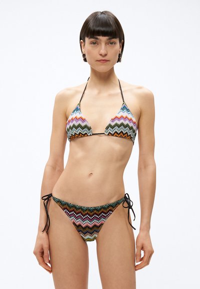 Ensemble bikini avec motif zigzag multicolore en tissu texturé. Haut triangle avec liens ; liens ajustables sur les côtés du bas.