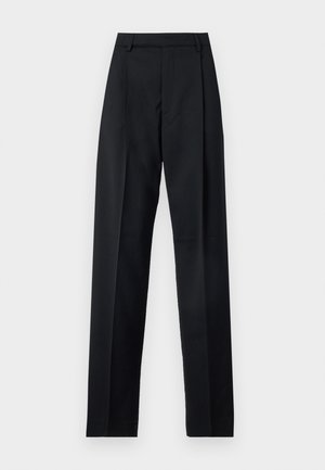 Pantalones negros de tela suave con cintura alta, piernas amplias, pliegues frontales y lazos de cinturón clásicos. No hay bolsillos laterales visibles.