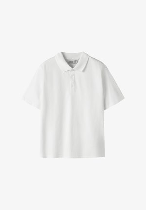 Polo blanc à manches courtes avec un col et trois boutons sur le devant, présenté sur un fond uni.