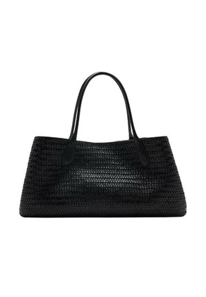 Bolso tote de cuero negro tejido con doble asa para el hombro y una forma ligeramente trapezoidal sobre un fondo blanco.