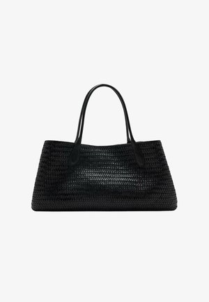 Schwarze, gewebte Lederhandtasche mit doppelten Schulterriemen und einer leicht trapezförmigen Form vor weißem Hintergrund.