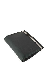 Cartera de cuero negra con un acabado texturizado, que cuenta con un cierre de banda elástica a rayas y un logotipo en relieve en la parte frontal. Diseño compacto.