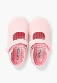 Roosa kangastossud ümmarguste varvastega, velcro rihmaga ja gingham-mustriga voodriga. Omavad valget tekstureeritud tallat ja brändi sildi sees.