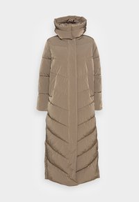 Abrigo de plumas largo y ligero en tono topo, con un cuello alto, grandes secciones abullonadas y una silueta recta. Textura suave sin adornos.
