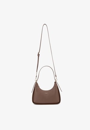 Borsa in pelle marrone con forma curva, dettagli in metallo dorato e una sola tracolla regolabile. Texture liscia con decorazioni minime.