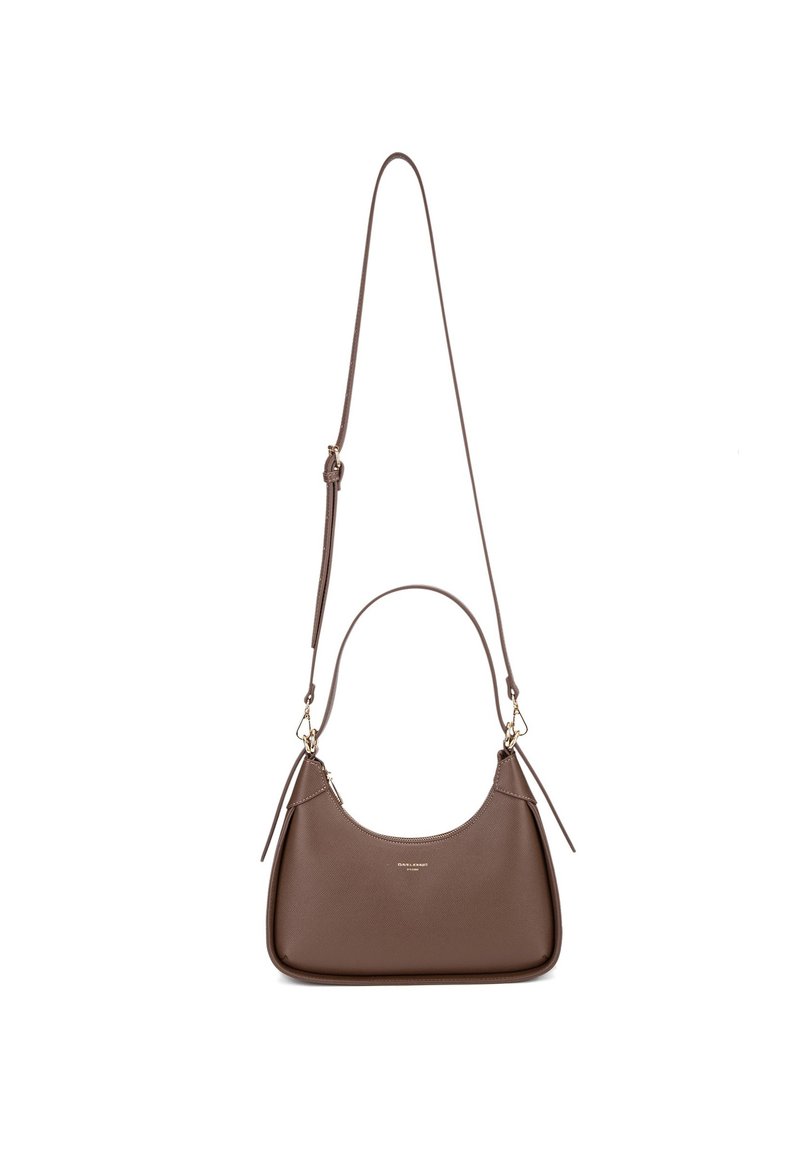 Borsa in pelle marrone con forma curva, dettagli in metallo dorato e una sola tracolla regolabile. Texture liscia con decorazioni minime.