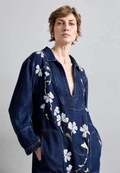 MUNTHE FIVA - Robe en jean - indigo