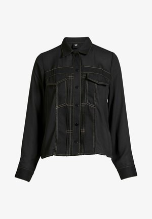 Čierna denimová bunda s dlhými rukávmi, prednými vreckami a žltým prešívaním. Má zapínanie na gombíky a moderný strih.