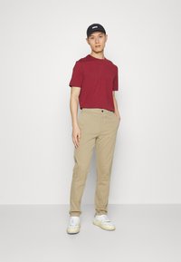 BOSS THOMPSON - Basic póló - dark red