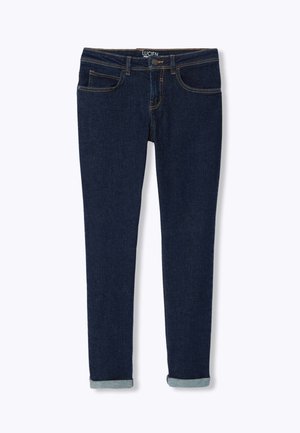 Jeans en denim bleu foncé avec une coupe slim, un design à cinq poches, des poignets repliés bleu clair et des coutures orange contrastantes.
