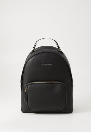 Czarny skórzany plecak z przednią kieszenią na zamek, górnym uchwytem i małym złotym logo Tommy Hilfiger z przodu.