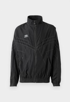 Čierna športová bunda na zips s vysokým golierom, bielym logom Umbro na hrudi, bielymi prešívacími detailmi a elastickými manžetami a lemom.
