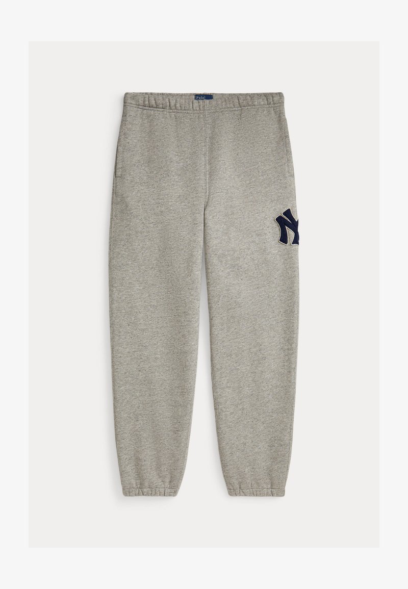 Sive trenerke izrađene od mekanog materijala, s elastičnim pojasom, manžetama na dnu i mornarskoplavim NY logom na lijevoj nozi.