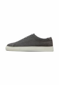 Graue Wildledersneaker mit niedrigem Profil, ausgestattet mit einer Gummisohle, runder Zehenpartie und sechs Ösen für die Schnürsenkel, die ein minimalistisches Design präsentieren.