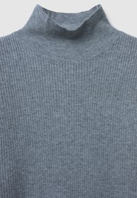 Weicher grauer gerippter Strickrollkragenpullover mit hohem Kragen und einem strukturierten vertikalen Rippenmuster.