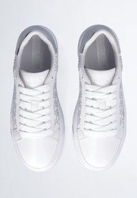 Sneaker bianche realizzate in materiale liscio con accenti grigi texture sui lati, punta rotonda e sistema di allacciatura tradizionale.