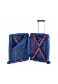 Valigia rigida blu con interni caratterizzati da accenti rossi, tasche in rete e cinghie incrociate per un'imballaggio sicuro. Due ruote e manico retrattile.