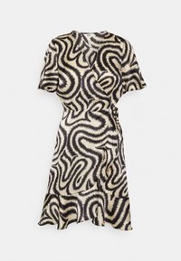Zavinovací šaty z hladké, lehké tkaniny. Mají vířivý černobílý vzor, krátké rukávy a volánkový lem.