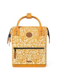 Gelb gemusterter Rucksack mit einem strukturierten Design, texturierten Ledergriffen, einer vorderen Reißverschluss-Tasche und einem runden Logo-Accent.