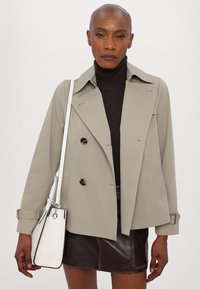MICHAEL Michael Kors Šineļveida mētelis - dusty sage