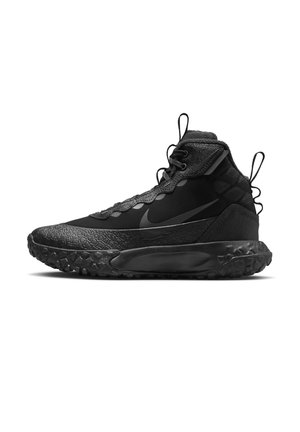 Zwarte Nike hoge sneaker met gestructureerde zool en bovenwerk, van leer en textiel, vetersluiting en uittrek-lussen bij de hiel en tong.