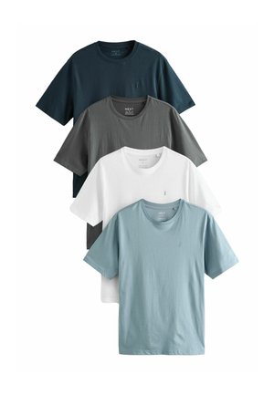 Fire bomulds t-shirts stablet i en række: marineblå, kulgrå, hvid og lyseblå. Hver har en rund hals og korte ærmer.