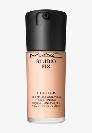 MAC Studio Fix flydende mat foundationflaske med pumpe, SPF 15, til 24-timers olie kontrol og mat finish.