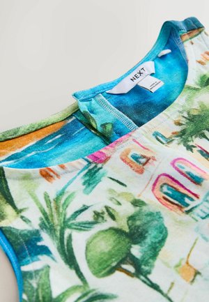 Barven brezrokavnik z živopisnim tropskim potiskom v zelenih, modrih in rožnatih odtenkih. Tkanina je mehka, z okroglim izrezom in všitimi robovi.