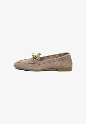 Damen-Loafer aus Wildleder in Taupe mit niedrigem Absatz und goldfarbener Metallverzierung auf dem Rist, Seitenansicht auf weißem Hintergrund.