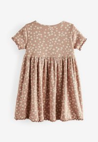 Robe rose pâle avec une texture côtelée, des manches courtes et une jupe plissée. Elle présente des motifs floraux blancs et des accents de ourlet festonné.