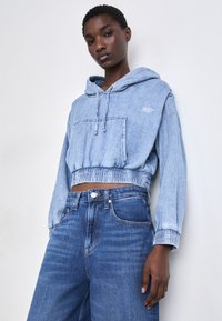 Tommy Jeans CROPPED HOODIE - Felpa con cappuccio - denim medium