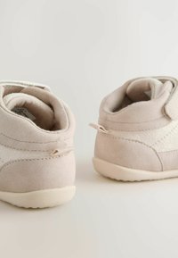 Vaaleanbeige mokkavuorelliset kengät, joissa on pehmeä rakenne, matala korko, pyöreä kärki ja tarranauhan kiinnitys helppoa säätöä varten.