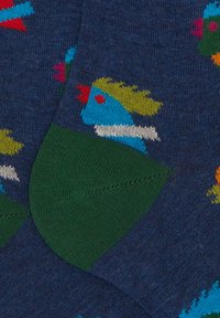 Calzini blu marino con motivi colorati di galli. Sezioni del tallone e delle punte verdi con una consistenza morbida, che evidenziano ricami dettagliati.