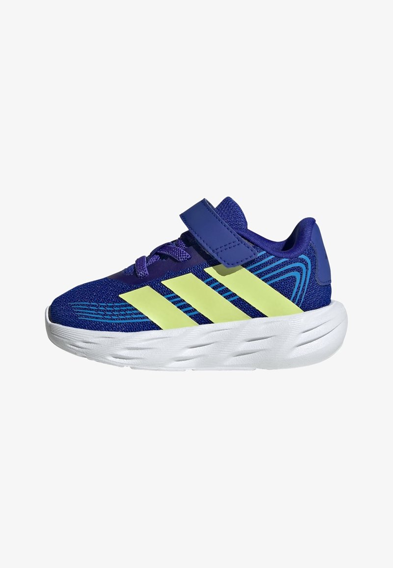 Chaussure de sport bleue pour enfant avec des bandes jaunes néon, une bride violette en velcro et une semelle blanche rembourrée, vue de côté.