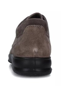 Scarpa in suede grigia con tomaia imbottita, punta tonda e suola in gomma nera. Dettagli cuciti lungo i bordi. Vista posteriore.