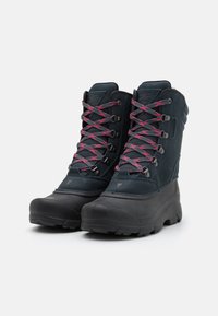 Bottes d'hiver bleu foncé avec des lacets roses, semelle en caoutchouc, bout renforcé et soutien de cheville rembourré pour plus de chaleur et de confort.
