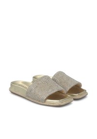 Chanclas doradas con una parte superior de malla texturizada adornada con brillantes rhinestones, suela plana y un forro suave para mayor comodidad.