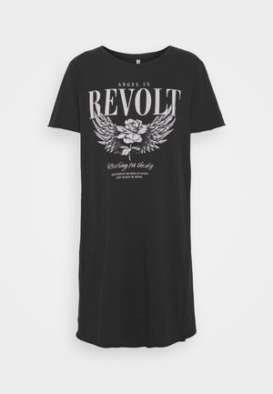 Czarna sukienka T-shirt z krótkim rękawem z białym napisem "Anioł w buncie" oraz wzorem skrzydlatych kwiatów z przodu.