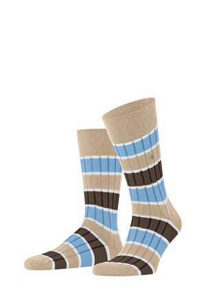 Een paar beige sokken met geribbelde textuur en horizontale strepen in blauw, bruin en wit, staand op een witte achtergrond.