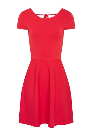 Abito rosso con maniche corte e corpino aderente, che si trasforma in una gonna svasata. Presenta un'apertura a forma di chiave sulla schiena con un dettaglio a fiocco.